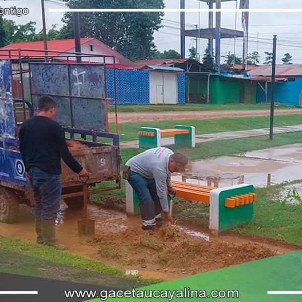 Trabajo arduo en Manantay: Alcalde Roger Galán lidera esfuerzos para embellecer la plaza Roca Fuerte