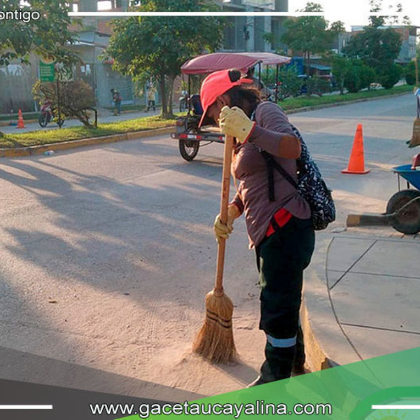 Trabajadores municipales liderados por el alcalde Roger Galán Torres transforman la estética de Manantay con operativo de desarenado