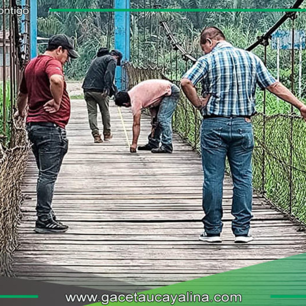 Alcalde de Atalaya visita puente en estado crítico