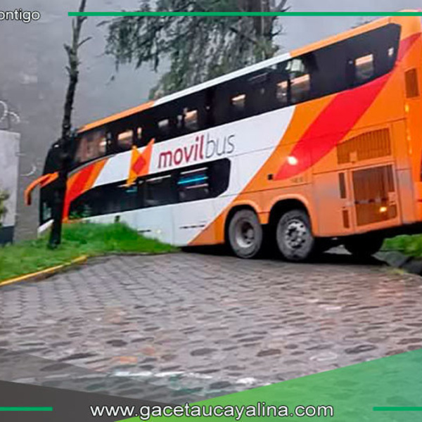 Bus interprovincial queda al borde de abismo en Tarma - Junín