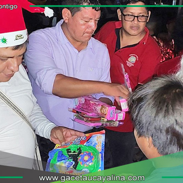 Alcalde de Sepahua lleva chocolatada y regalos a Bufeo Pozo