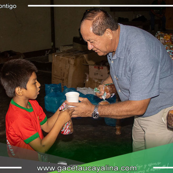 Alcalde de Atalaya lleva alegría navideña a discapacitados
