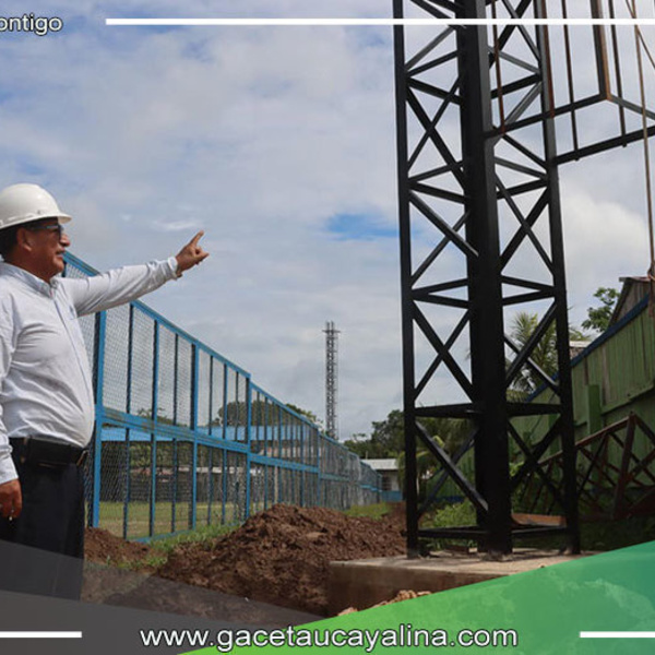 Alcalde verifica progreso eléctrico en estadio municipal de Contamana