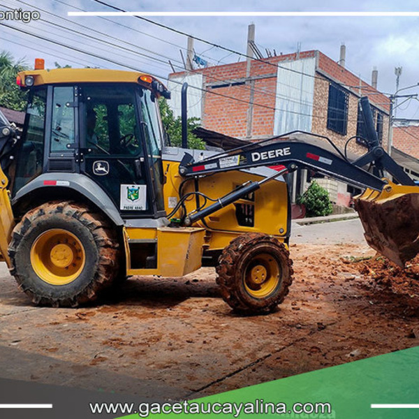 Defensa Civil y COEP limpian desmonte en vía clave de Padre Abad