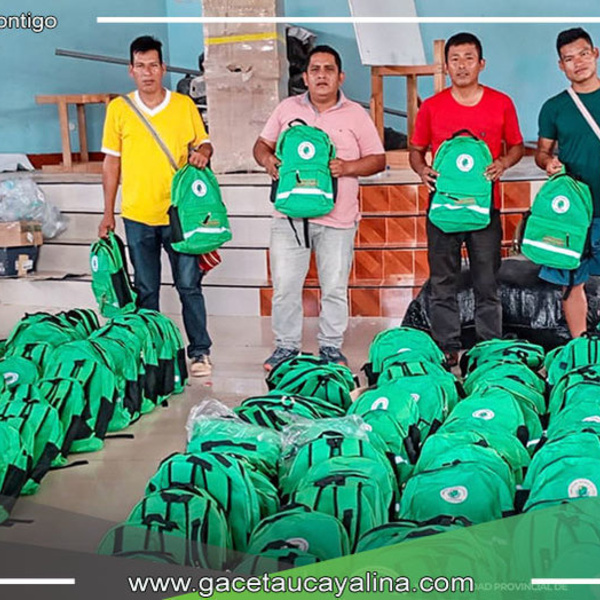 Iniciativa municipal beneficia a estudiantes con 102 kits de mochila escolar