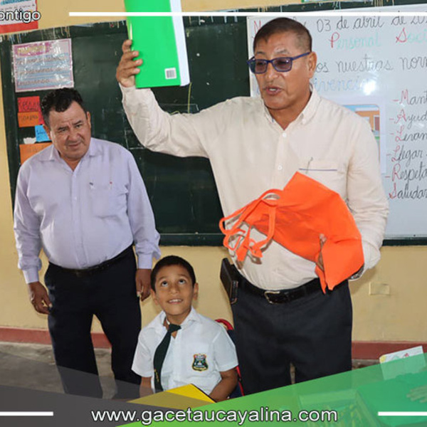 Alcalde Rodolfo Lovo Tello y Regidora Diana Carolina Aguilar Noroña brindan apoyo a estudiantes de primaria en Manuel Enrique Rojas Vela