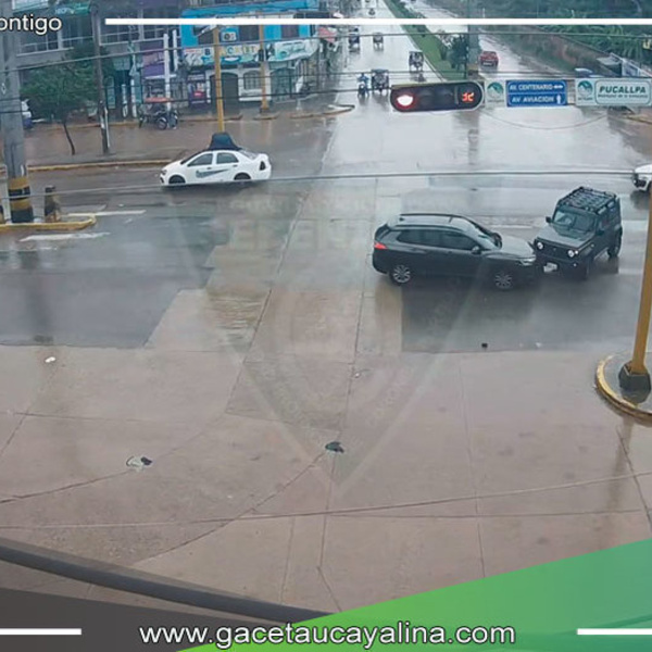 Colisión entre automóviles cerca de centro comercial en Pucallpa