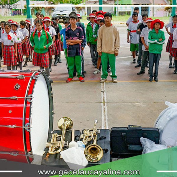 Alcalde de Satipo entrega instrumentos musicales a estudiantes de primaria