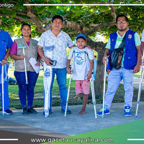 Municipalidad entrega muletas a personas con discapacidad