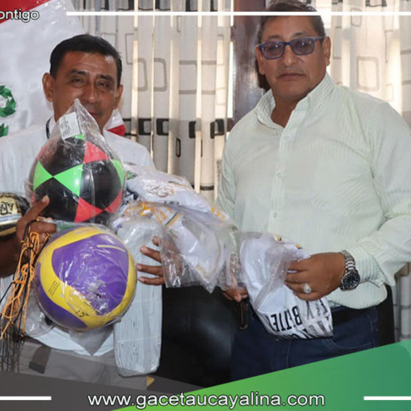 Entrega de indumentaria deportiva de alcalde de Ucayali a la I.E. en Sarayacu