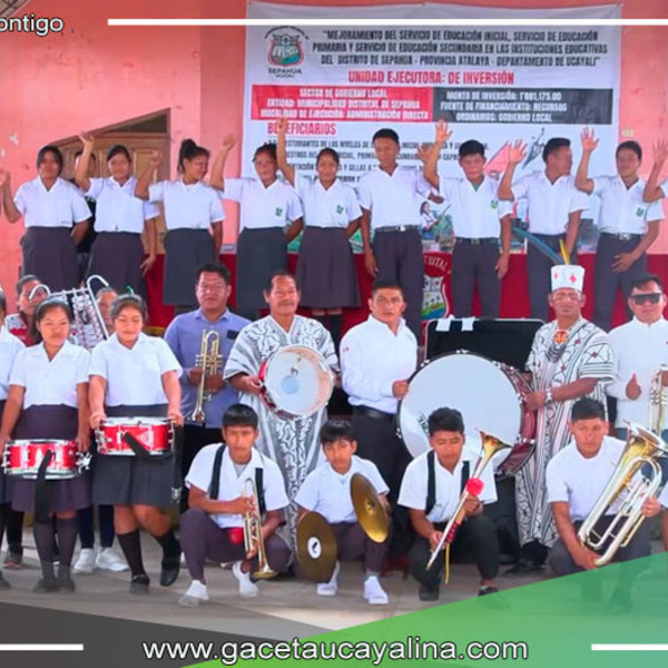 Alcalde John Salcedo Ríos entrega instrumentos musicales a colegios de Sepahua