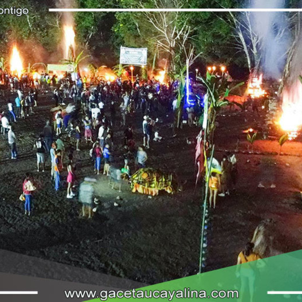 Fogatas tradicionales iluminan el malecón Las Malvinas en Aguaytía