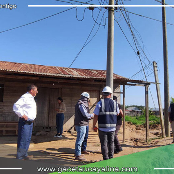Alcalde Rodolfo Lovo Tello y Julio Rober Escudero supervisan reubicación de postes en Ucayali