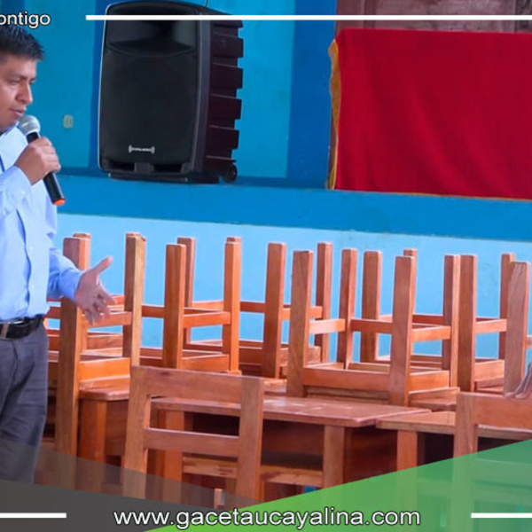 Alcalde de Sepahua entrega de carpetas escolares en la I.E.I. Padre Francisco Álvarez