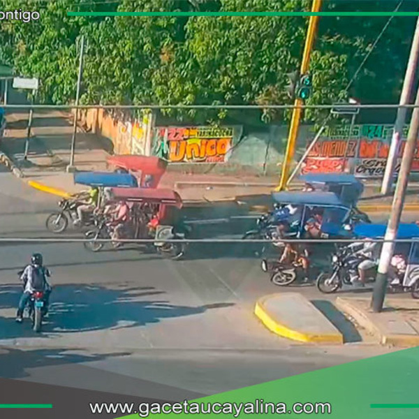 Motociclista impactada por mototaxista en concurrida intersección de Pucallpa