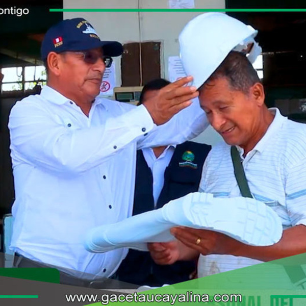 Alcalde Rodolfo Lovo Tello entrega implementos de trabajo a matarifes de la provincia de Ucayali