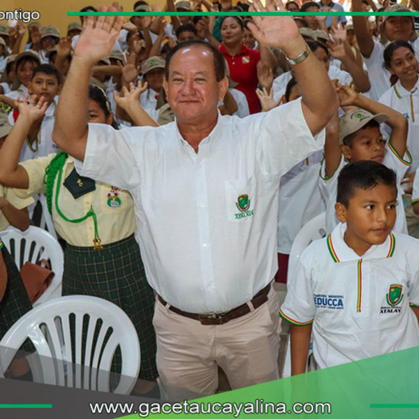 Alcalde de Atalaya entrega indumentaria a promotores ambientales escolares