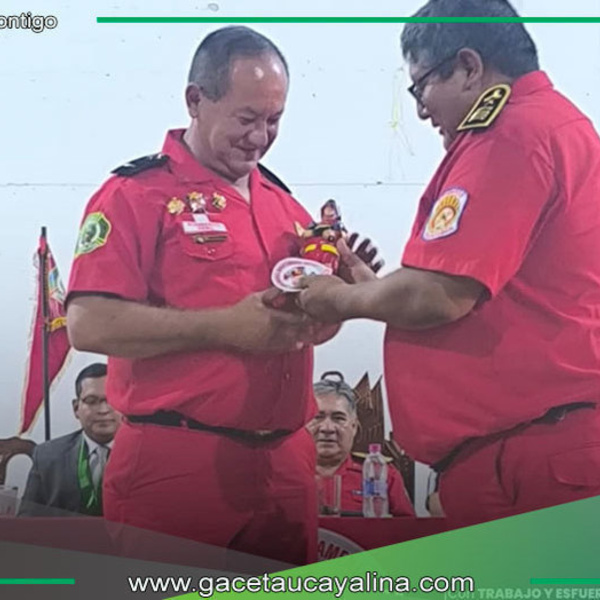 Alcalde Mendoza recibe reconocimiento por apoyo a bomberos en Atalaya