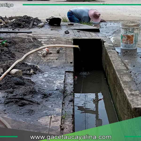 Vecinos de Sepahua limpian cunetas y previenen inundaciones