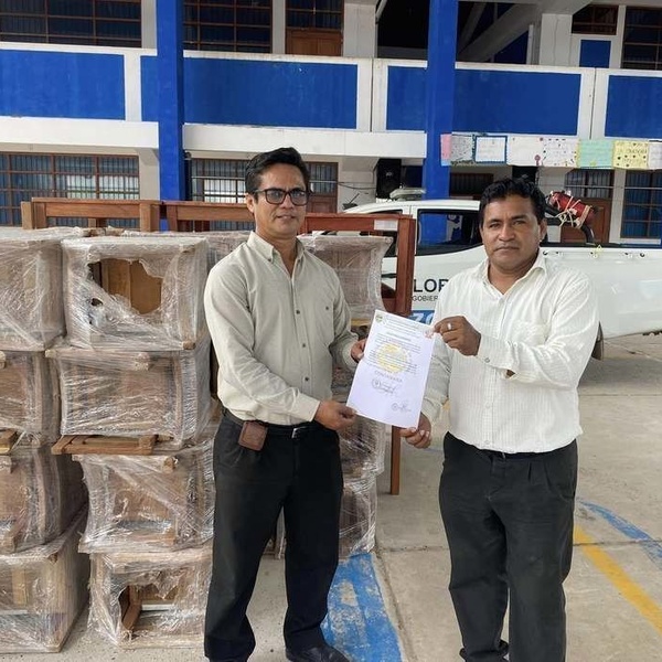 Alcalde de Ucayali entrega mobiliario a colegio en Contamana