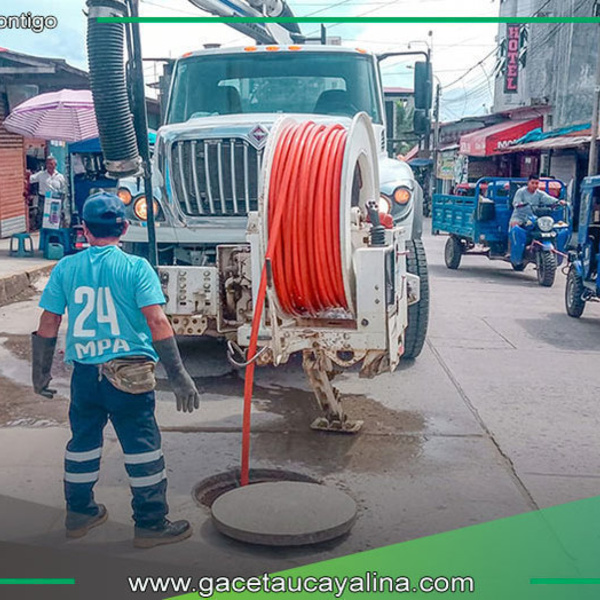 Municipalidad limpia matriz de desagüe en Jr. Urubamba