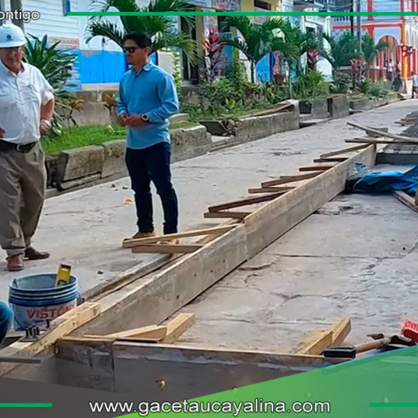 Alcalde supervisa avance de obra en calle Mariscal Castilla en Contamana