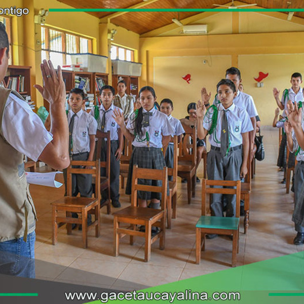 Estudiantes de Sepahua juramentan como promotores ambientales escolares