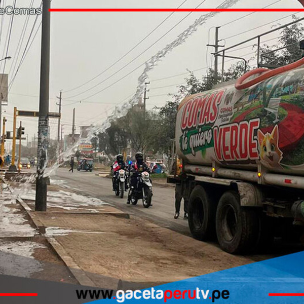 Municipio de Comas realiza limpieza y desinfección en vía principal