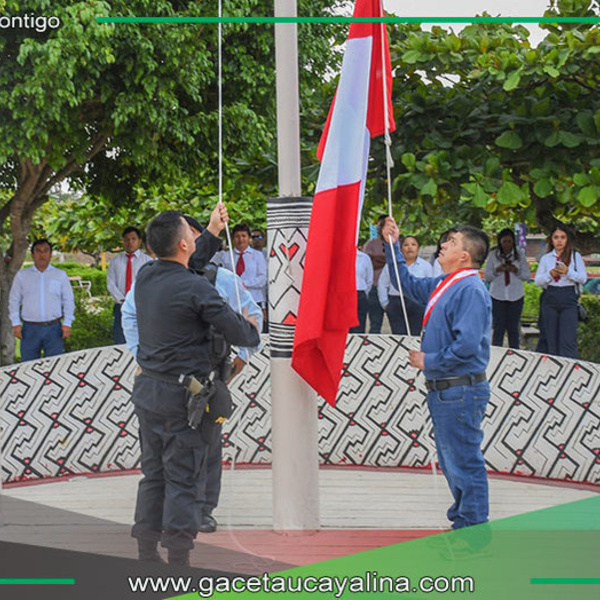 Sepahua conmemora jornada cívica con izamiento y escarapelas