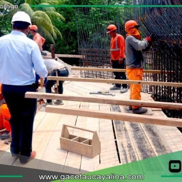Alcalde supervisa avance de obra vial que transformará Contamana