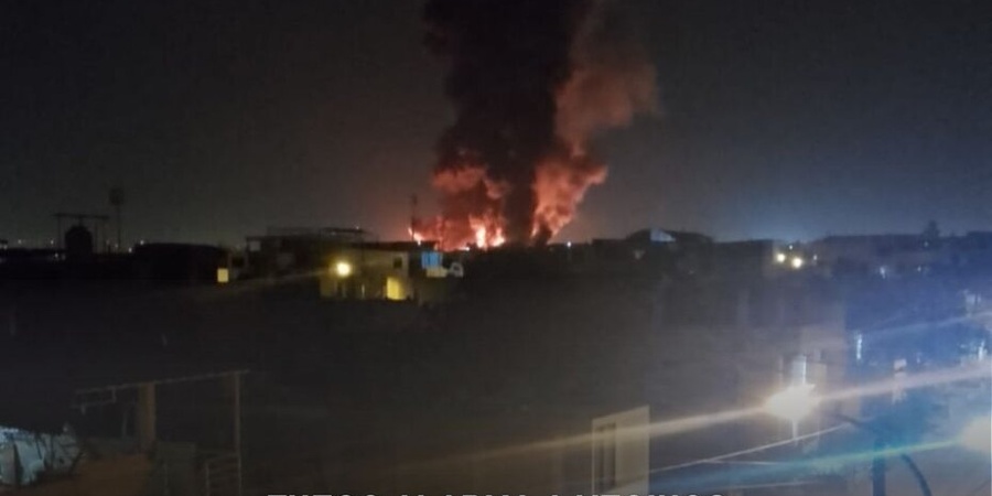 Incendio de gran magnitud destruye almacén de colchones en Comas
